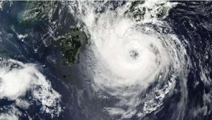 Tifón Jangmi amenaza a Japón y obliga a cancelar de 400 vuelos