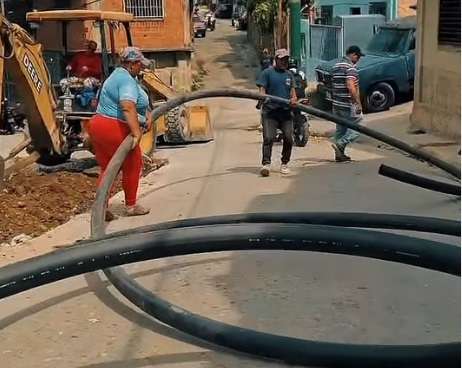 Realizan mejoras en la red de distribución de agua potable en el sector El Limón
