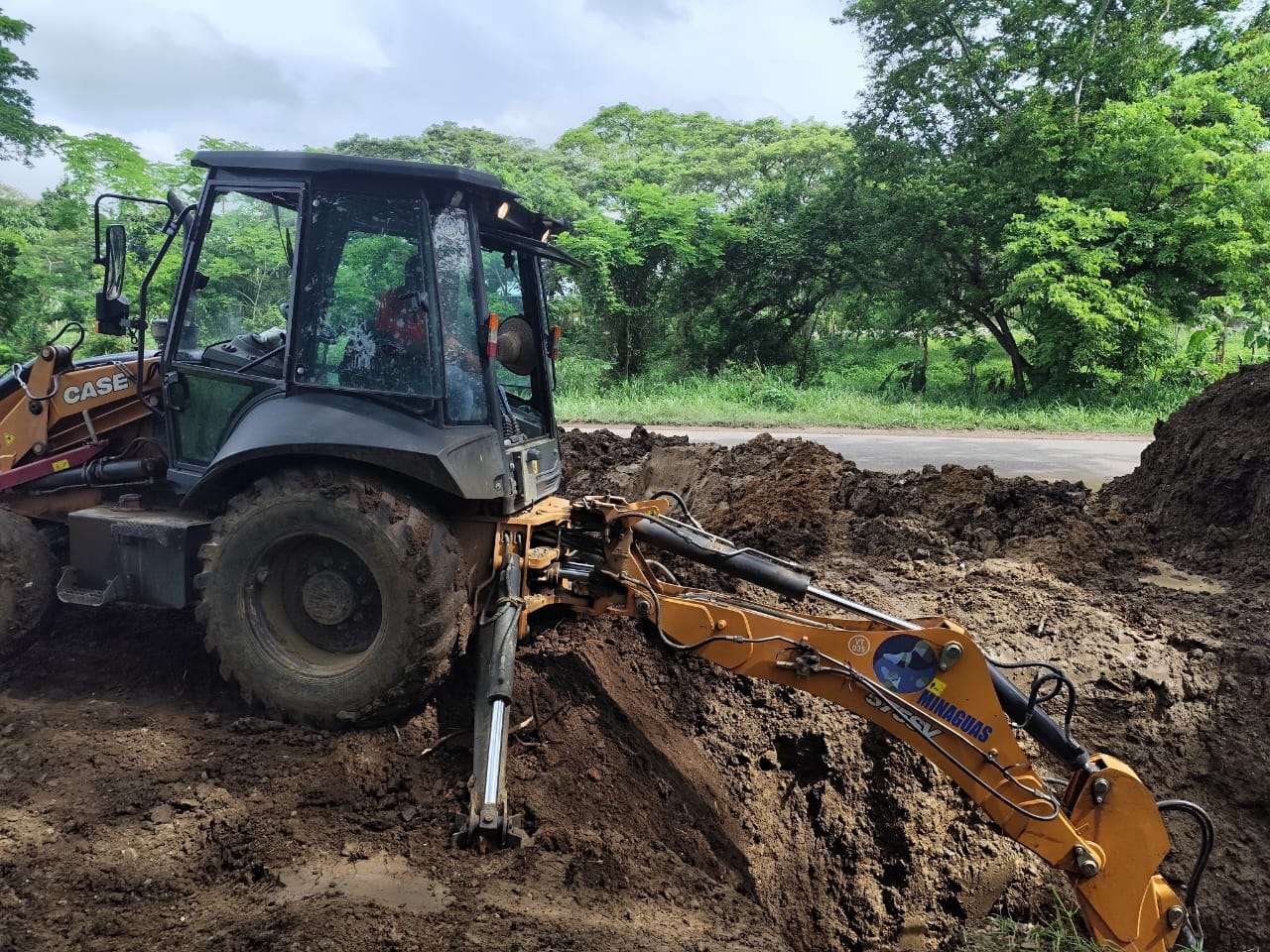 Repararon tubería matriz en la carretera nacional Yare-Santa Teresa