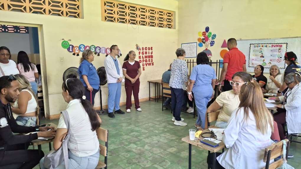 Atienden a más de 300 trabajadores educativos en Santa Lucía del Tuy