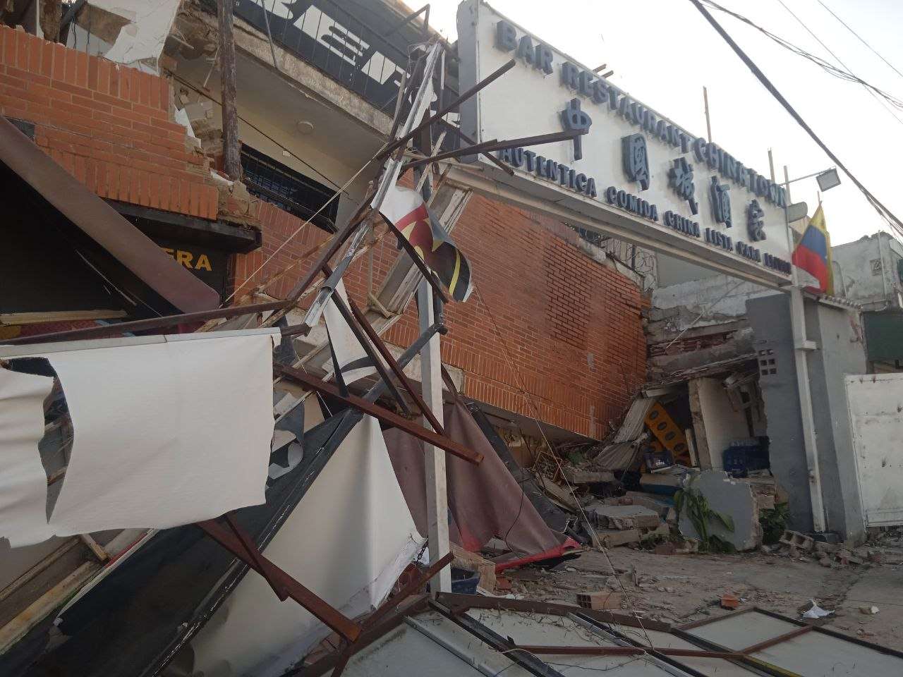 Negocios de la avenida El Ejército en Catia la Mar colapsaron (+Fotos)