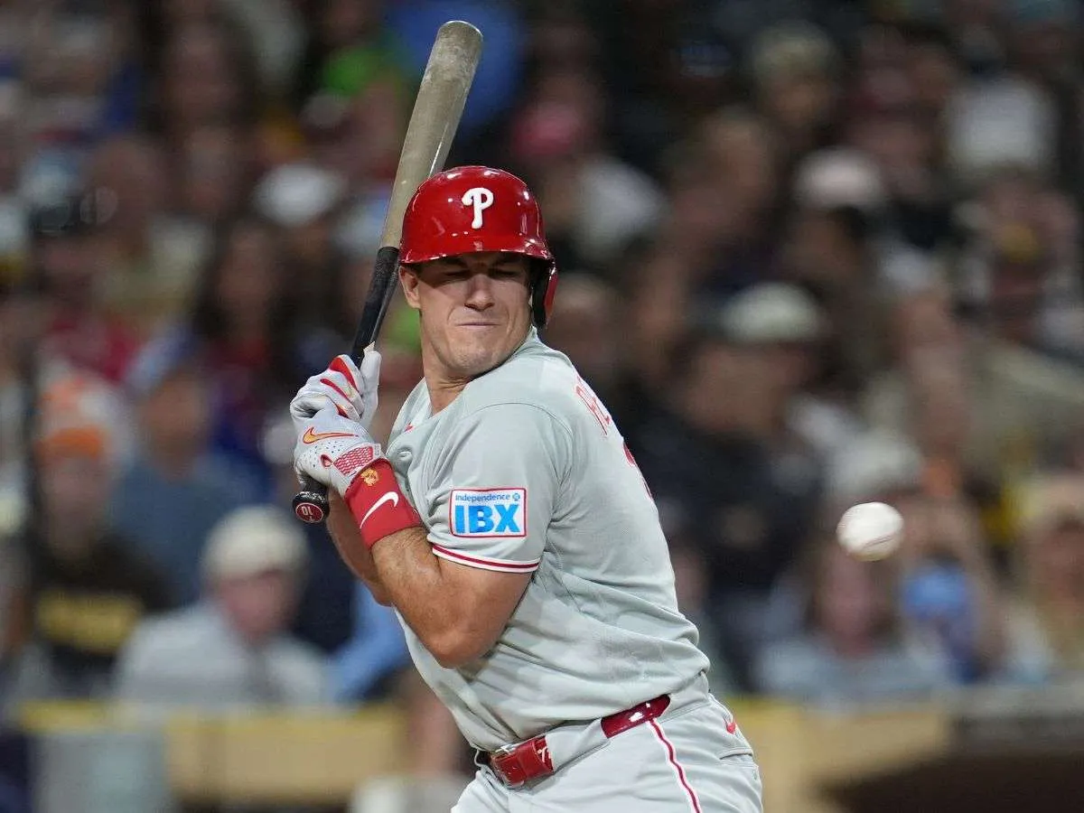 J.T. Realmuto sufre contusión en la muñeca