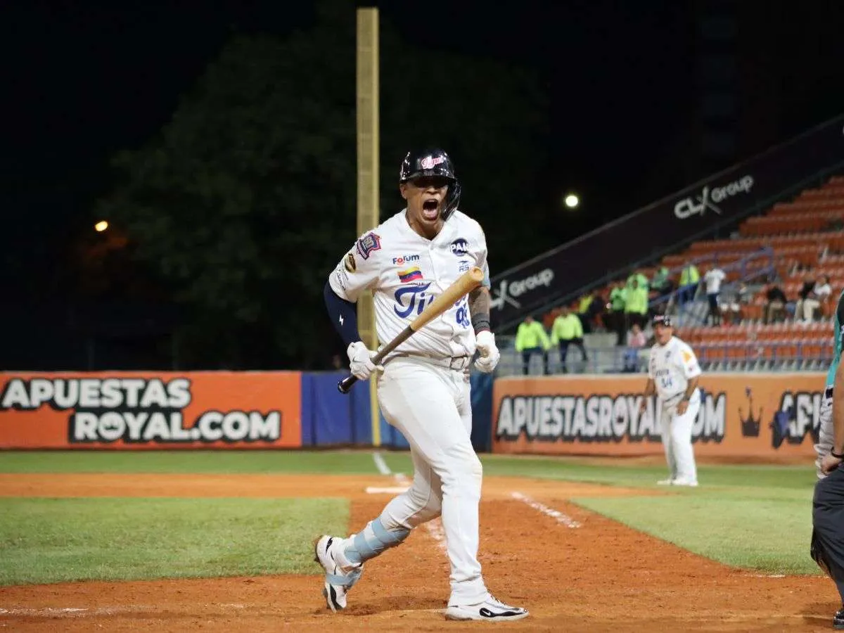 Leobaldo Cabrera se uniforma de Cacique