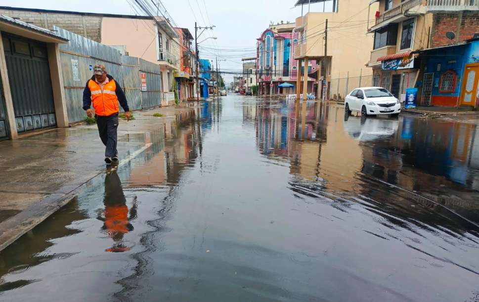 Aluvión provocado por lluvias deja un muerto de Ecuador