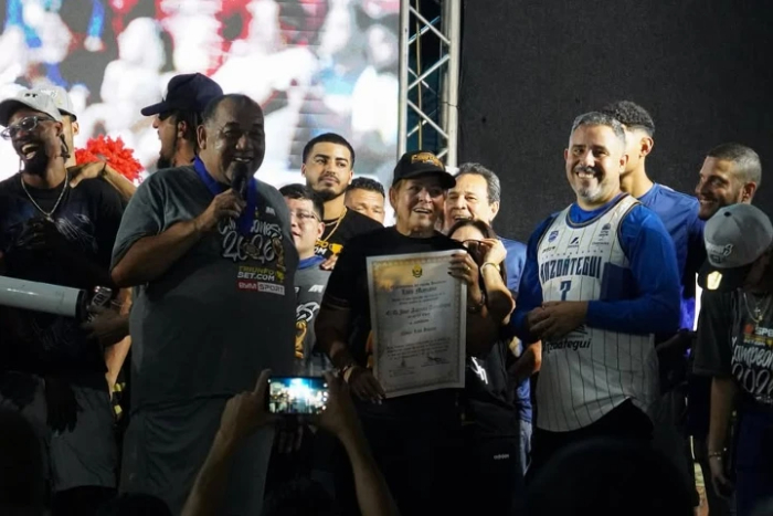Gregory Vargas y Néstor "Mamá Osa" Salazar, recibieron la Orden José Antonio Anzoátegui