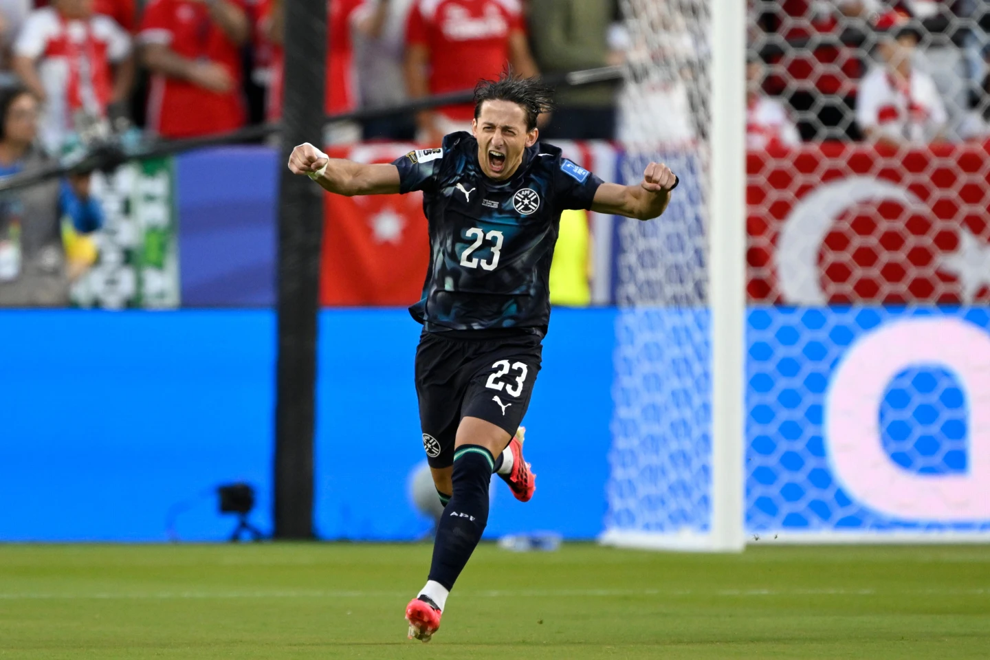 Paraguay resiste medio partido con 10 hombres y vence 1-0 a Turquía
