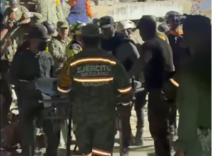 Rescate de un niño de 11 años entre los escombros en Caraballeda