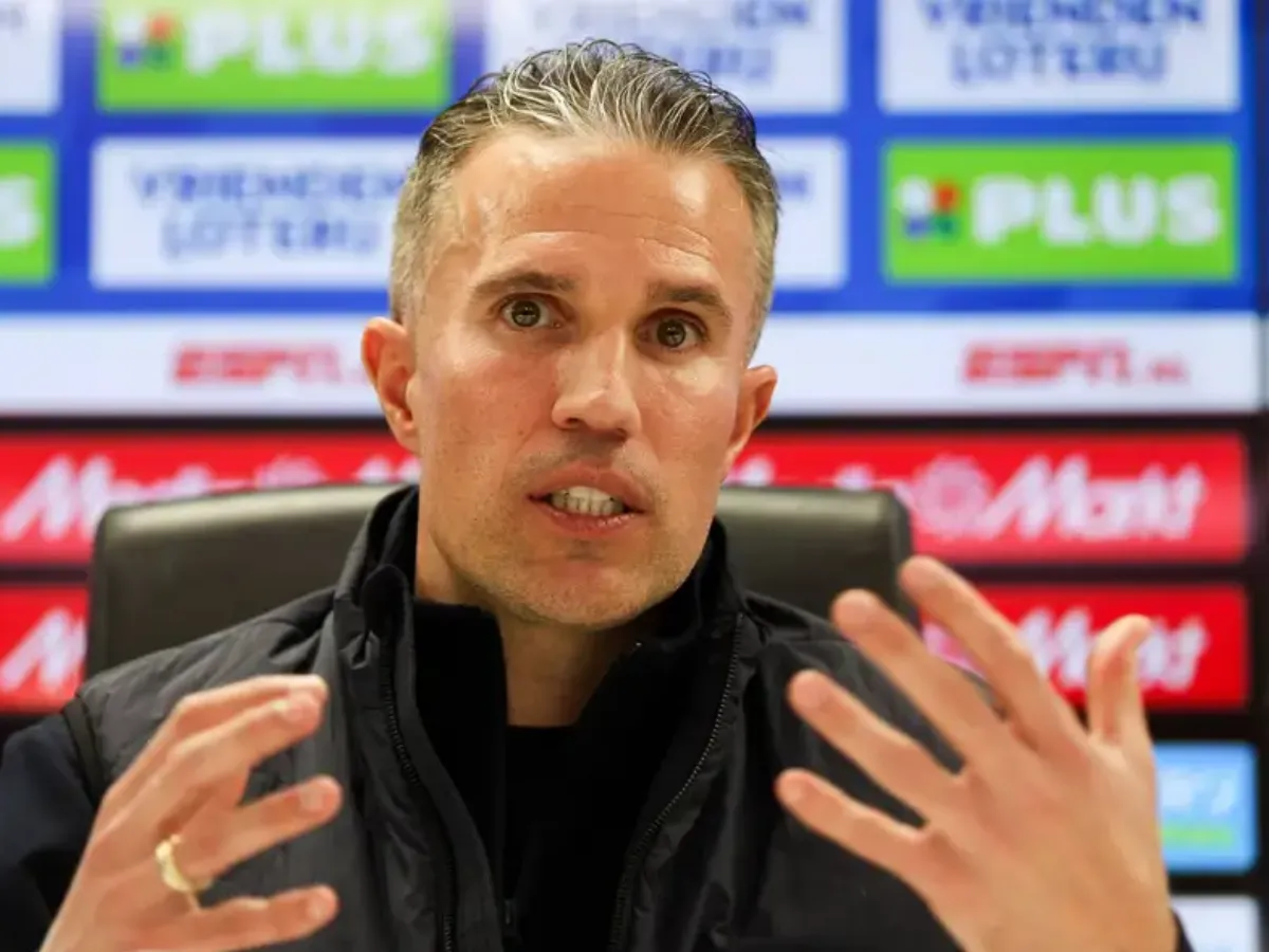 Robin van Persie deja la dirección técnica del Feyenoord