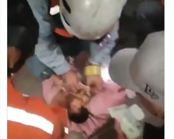 Esperanzador rescate de un bebé recien nacido y su madre en La Guaira