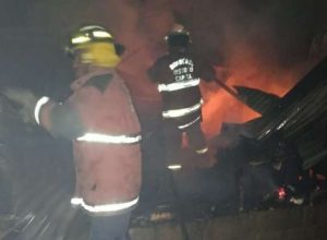 Bomberos de Caracas controlaron voraz incendio en vivienda de Petare