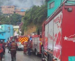 Bomberos de Caracas controlan incendio de una vivienda en el sector Plan de Manzano