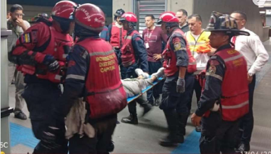 Bomberos de Caracas rescataron a una mujer tras caer a las vías del Metro en Los Jardines de El Valle