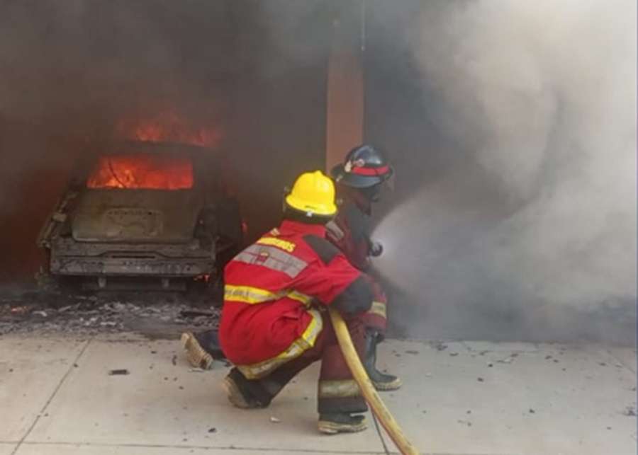 Bomberos de Caracas controlaron voraz incendio en Prados del Este