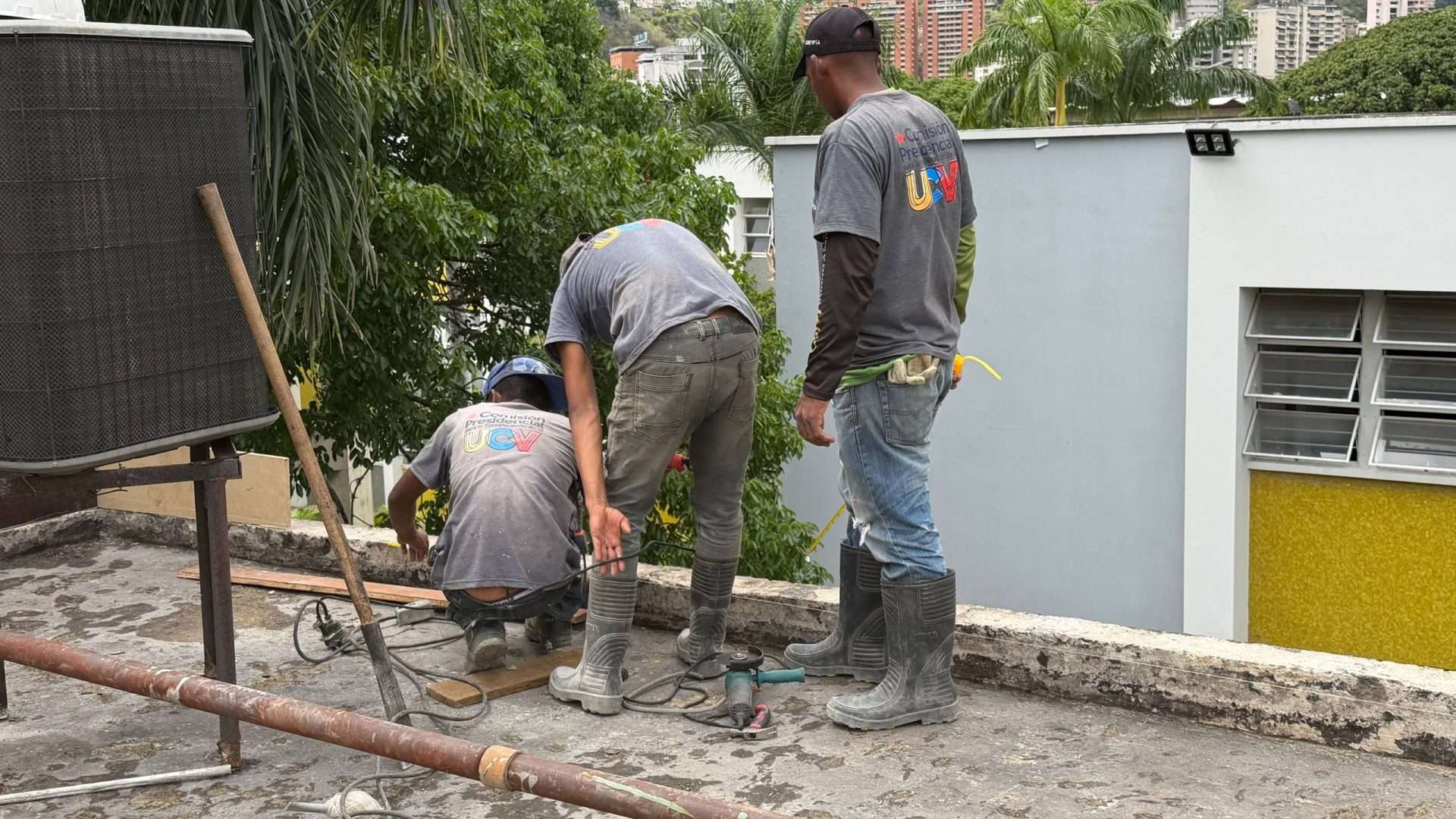Culminan impermeabilización en techo del Decanato de Ingeniería de la UCV