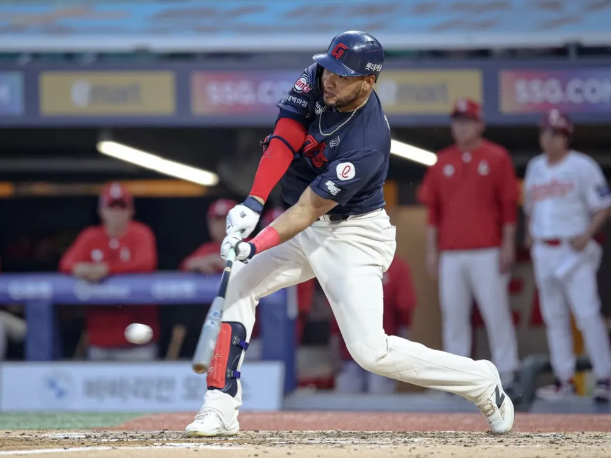 Víctor Reyes al asecho del liderato de bateo en la KBO