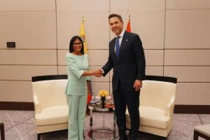 Delcy Rodríguez sostiene encuentro oficial con ministro de energía turco
