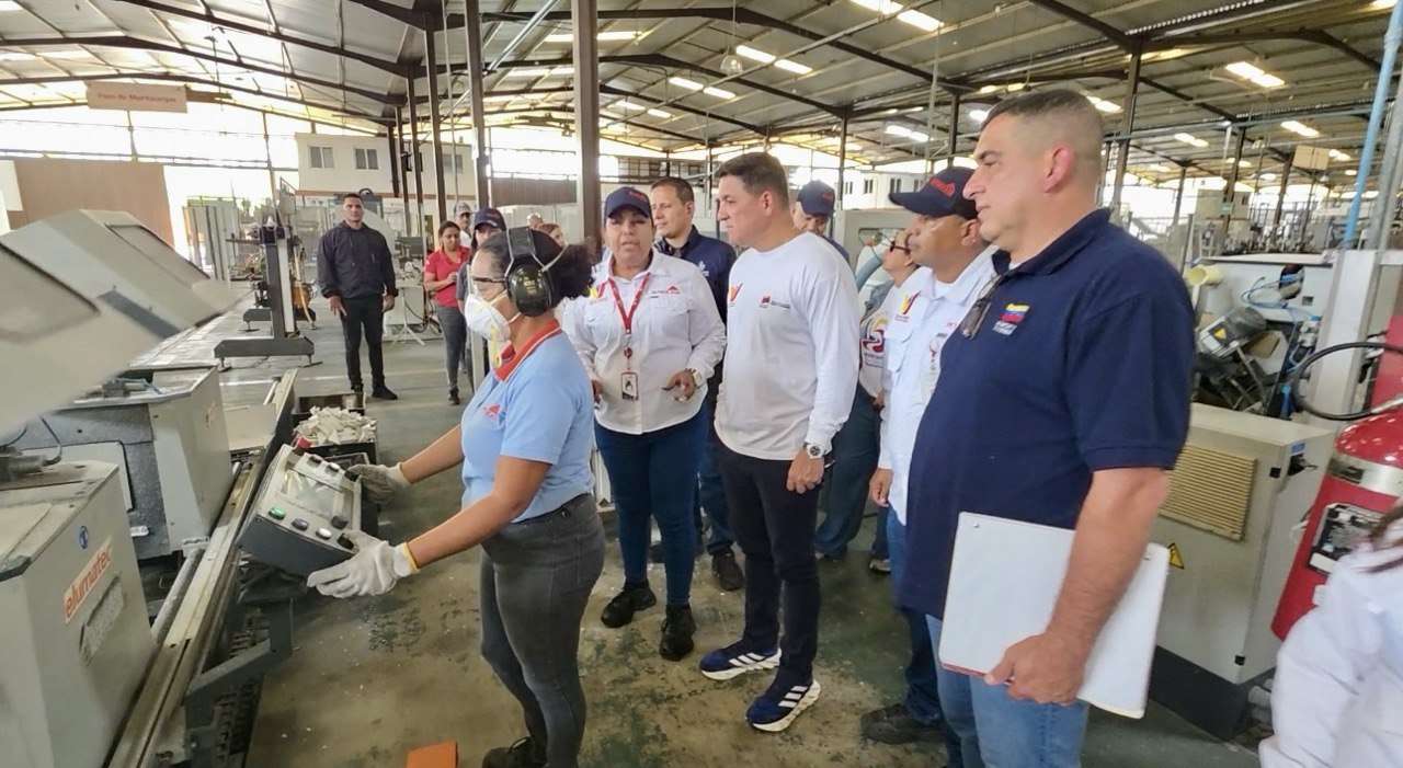 Ministro Márquez inspecciona Petrocasa con miras a elevar su capacidad productiva