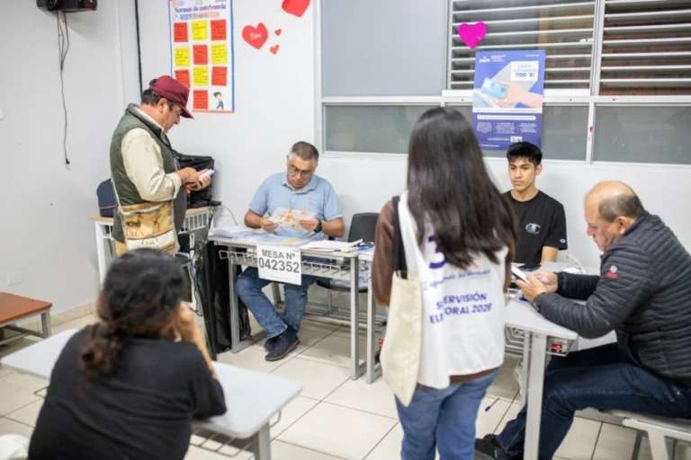 Resultado electoral en Perú presenta estrecho margen de votos entre candidatos