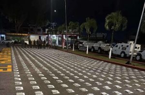 Detuvieron a tres traficantes y le incautaron 917 panelas de drogas