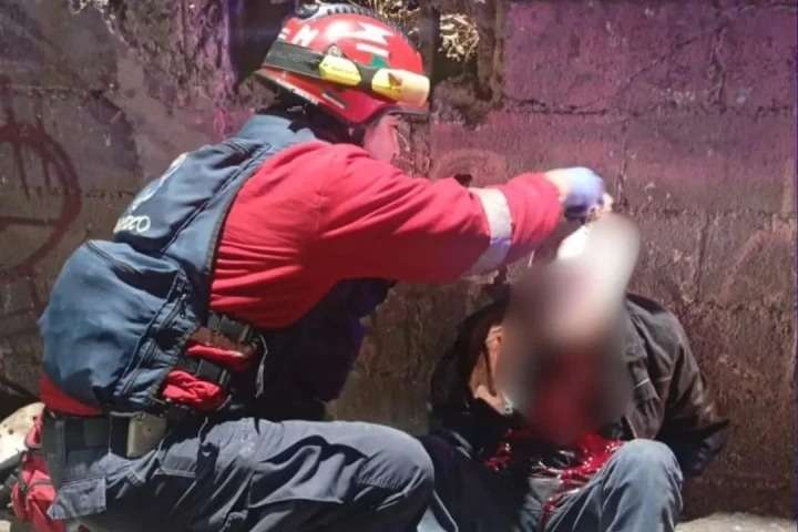 Bomberos salvan la vida de un adulto mayor