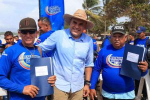 Pescadores Artesanales de Sucre son beneficados con motores, madera y frezeer