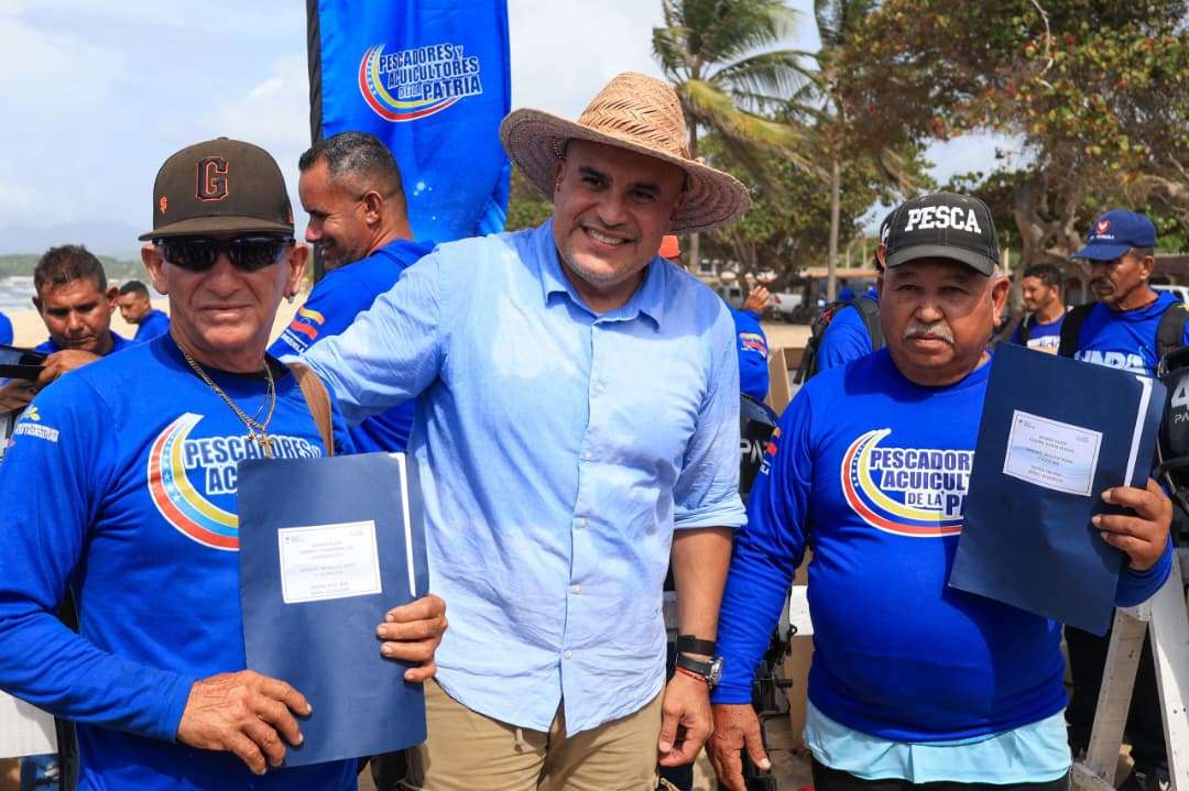 Pescadores Artesanales de Sucre son beneficados con motores, madera y frezeer