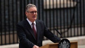 Primer ministro británico dimite ante la presión interna del Partido Laborista