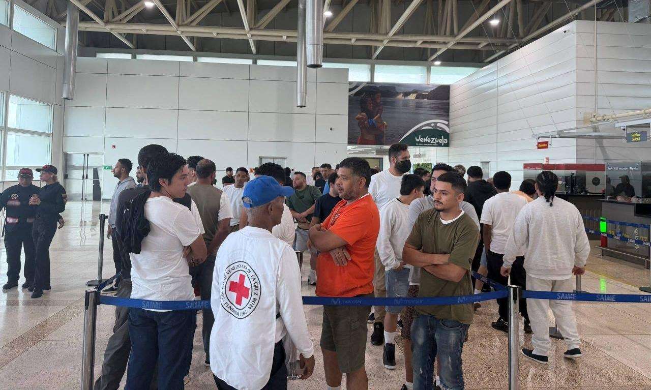 Retornan al país 146 connacionales en vuelo procedente de EEUU