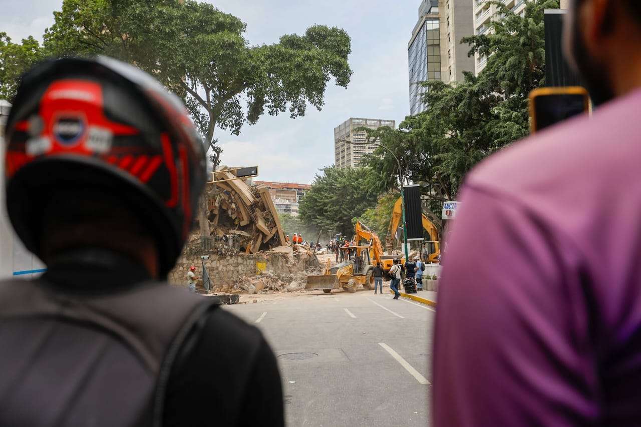 Tres edificios colapsaron en Chacao y reportan 12 fallecidos