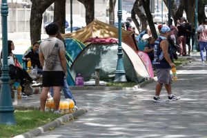 Caraqueños se mantienen en campamentos transitorios tras terremotos que sacudieron al país