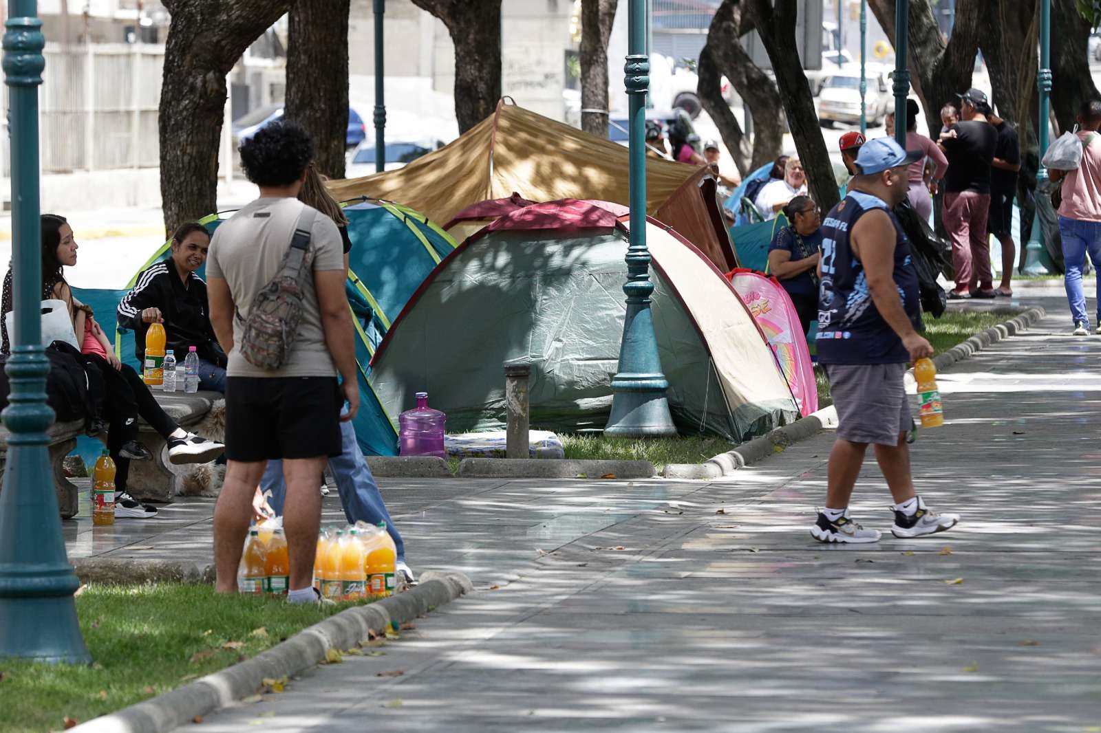 Caraqueños se mantienen en campamentos transitorios tras terremotos que sacudieron al país