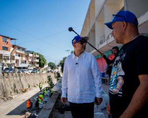 Miguel Ángel Pérez Pirela visita campamento transitorio en La Guaira junto al ministro Ángel Prado
