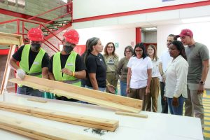 Presidenta (e) destaca el impulso a la economía comunal desde una carpintería en La Limonera