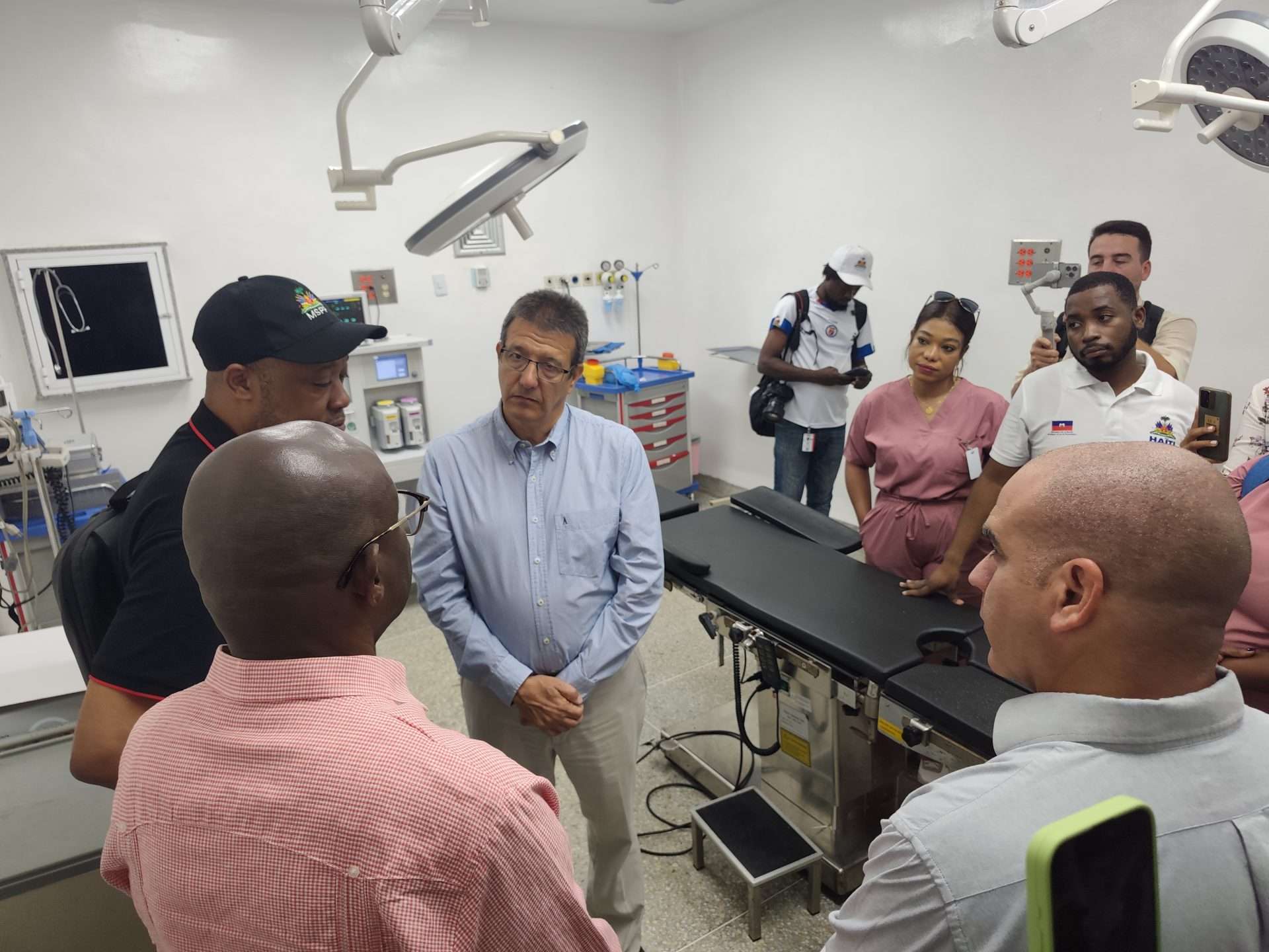 Cuba y Haití amplían apoyo médico a víctimas del terremoto en La Guaira