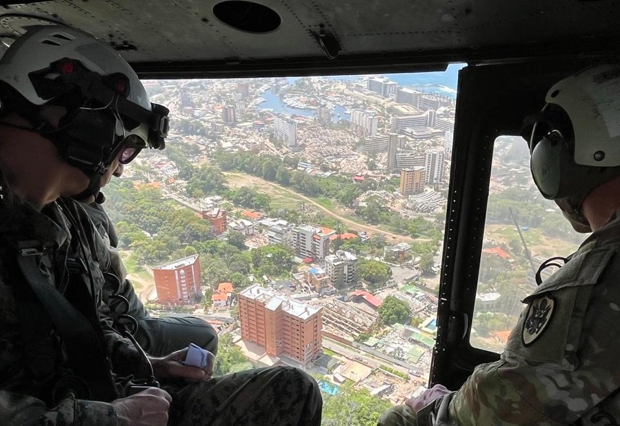 Jefe del Comando Sur sobrevuela Venezuela para constatar los daños que dejaron los terremotos