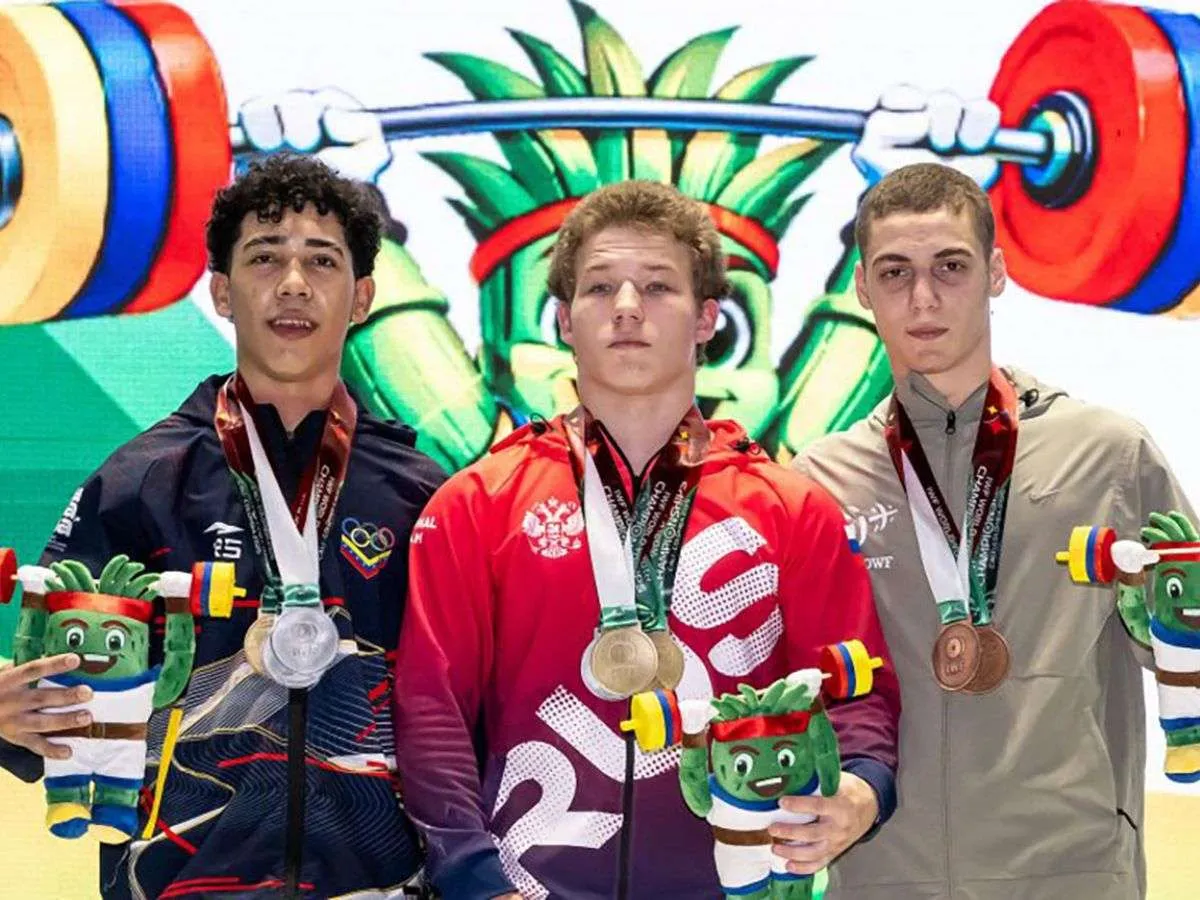 David Linares alzó oro en Mundial de Pesas