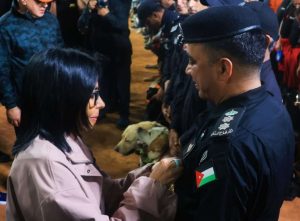 Presidenta (E) Delcy Rodríguez condecora a rescatistas internacionales