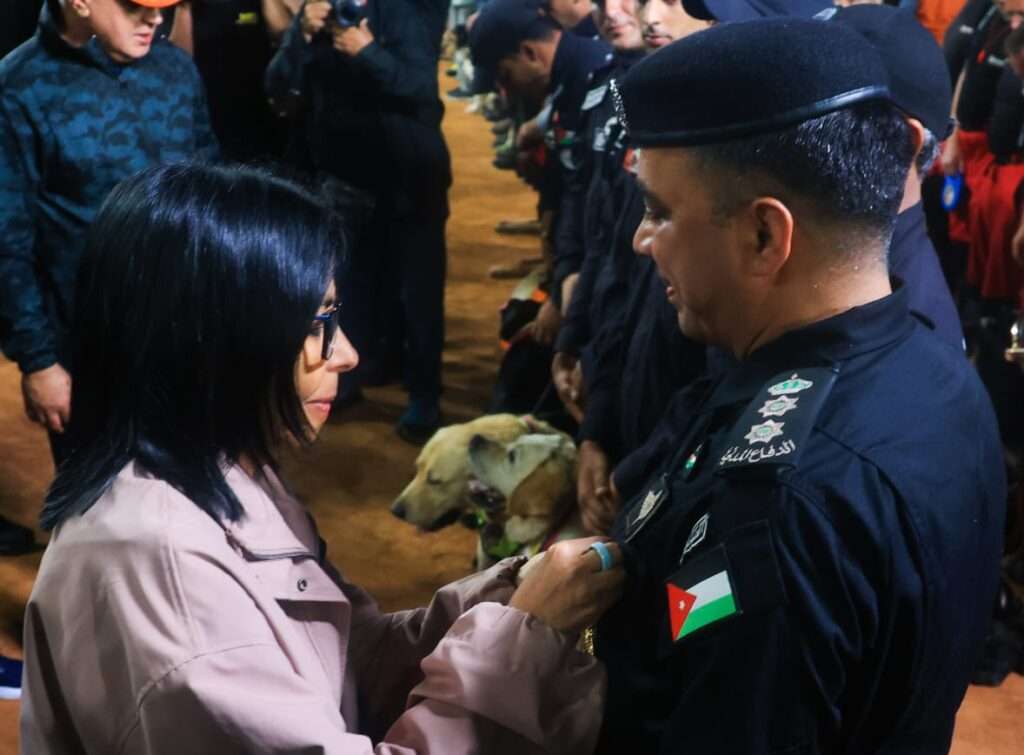 Presidenta (E) Delcy Rodríguez condecora a rescatistas internacionales