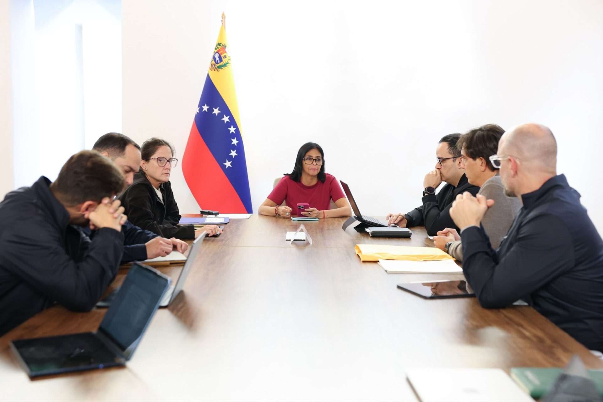 Presidenta (E) aborda estrategias de atención integral junto al equipo económico