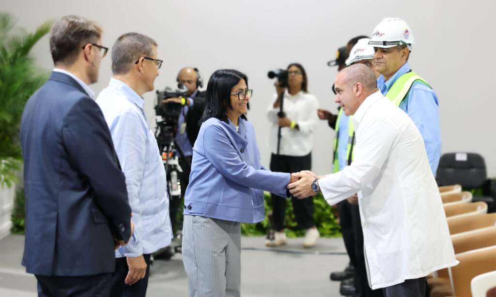 Gobierno condecora a la brigada de rescate de Cuba tras culminar sus labores