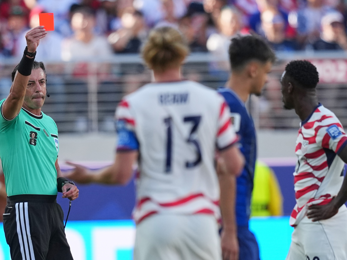 La FIFA retiró la roja a Balogun y enciende el escándalo
