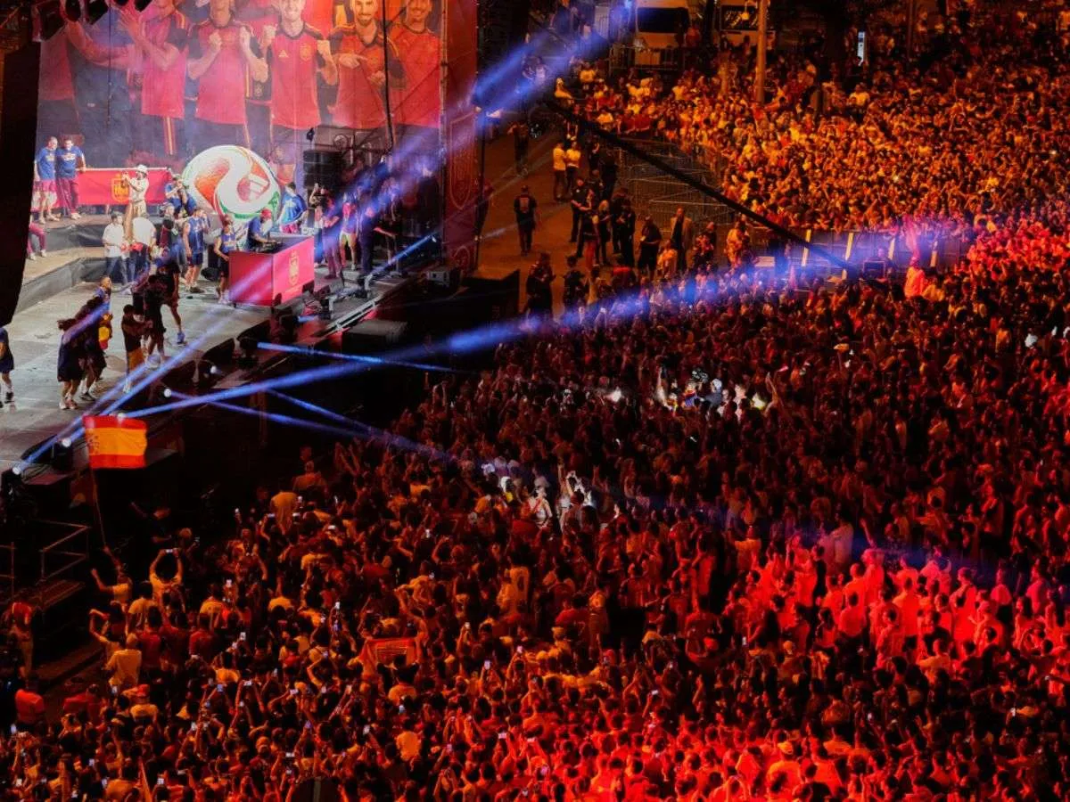 Una marea roja en Madrid recibió a España como campeones