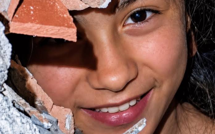 Niña que sobrevivió 32 horas bajo los escombros cuenta cómo logró mantenerse con vida
