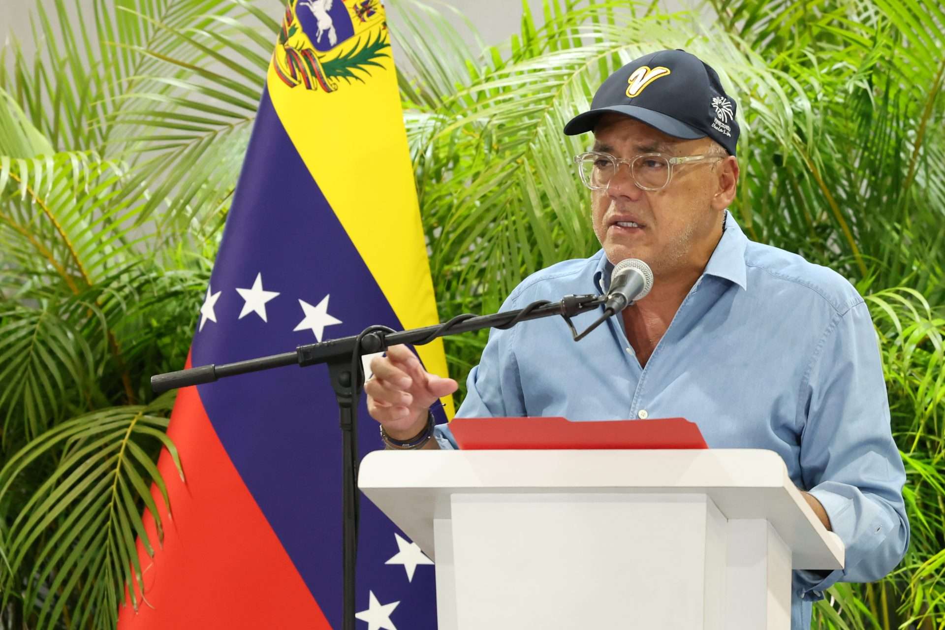 Presidente de la AN sobrevuela Los Caracas para inspeccionar campamento transitorio
