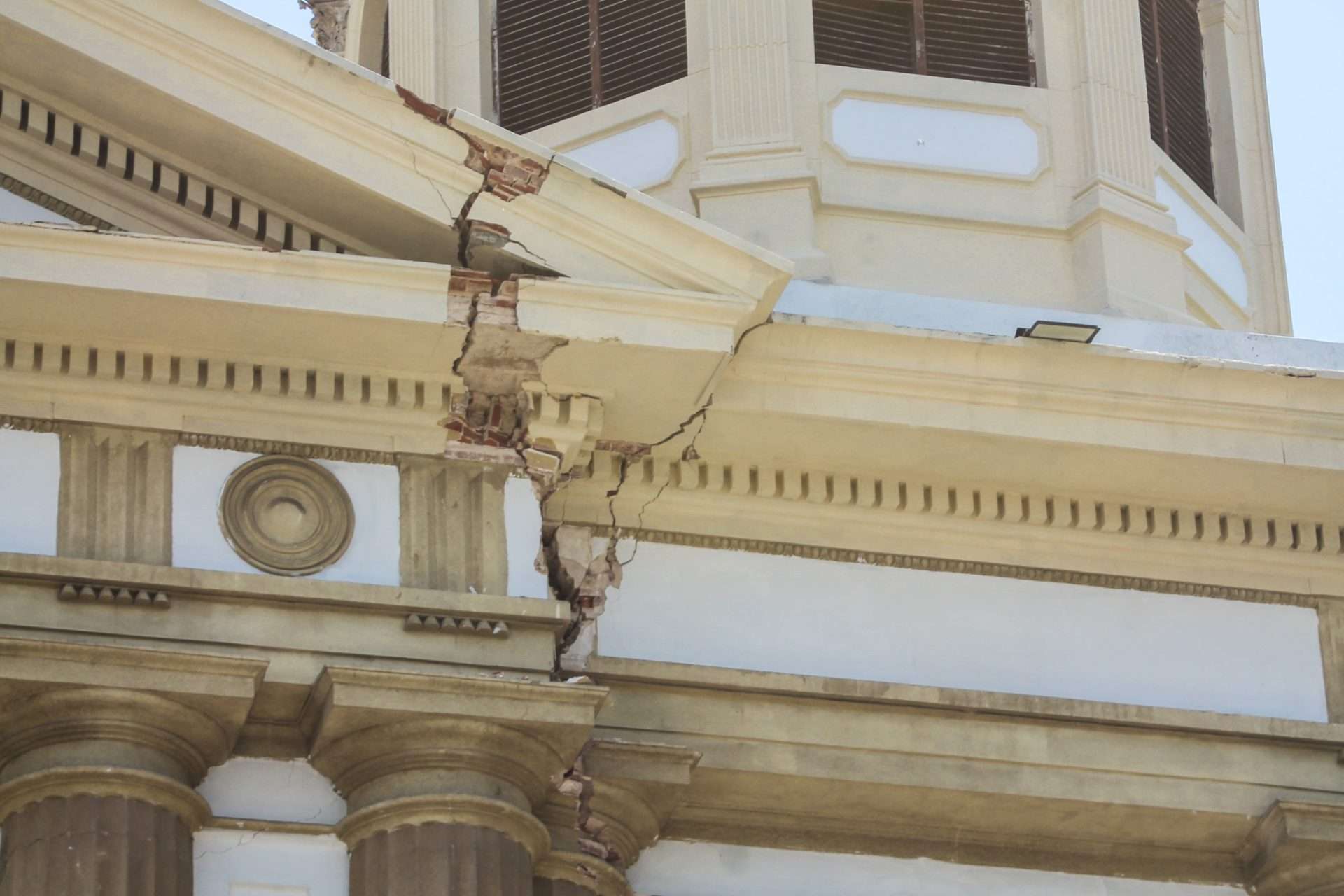 Doblete sísmico golpeó templos de Caracas