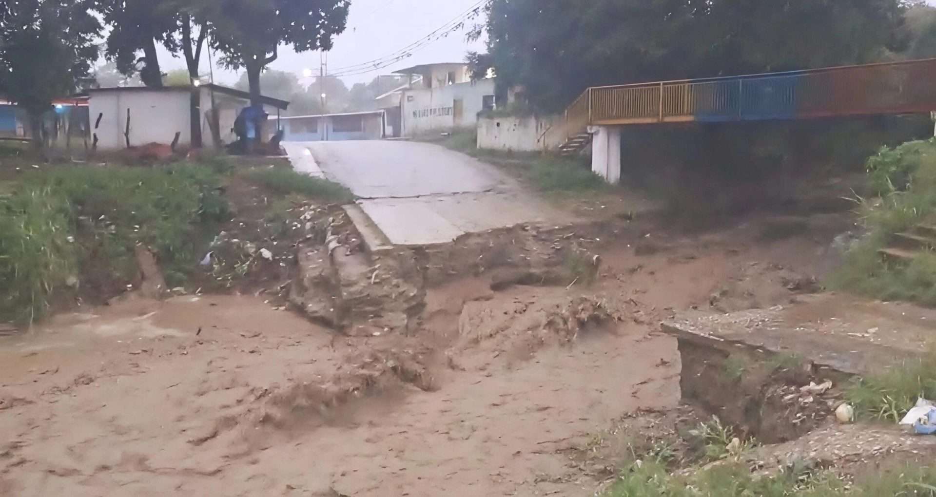 Colapsan vías y una pasarela en Santa Lucía del Tuy por las lluvias