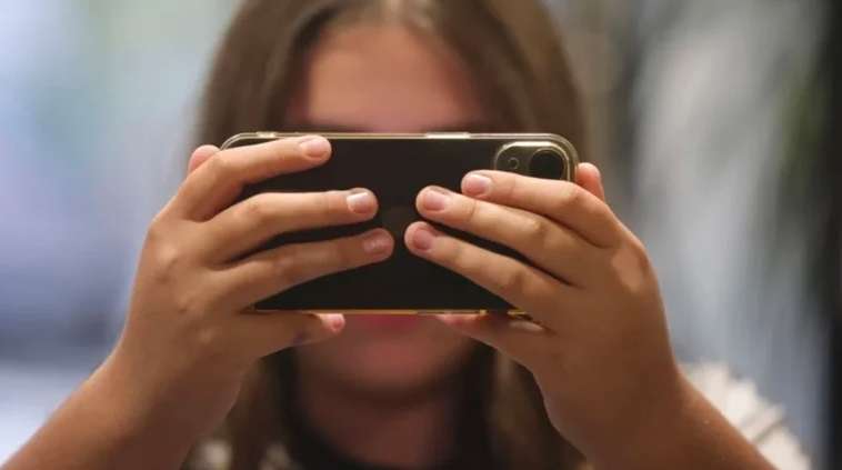 Parlamento francés aprueba prohibición de redes sociales para menores de 15 años
