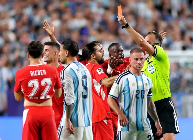 IFAB reconoció el garrafal error arbitral en la expulsión de Embolo ante Argentina en el Mundial