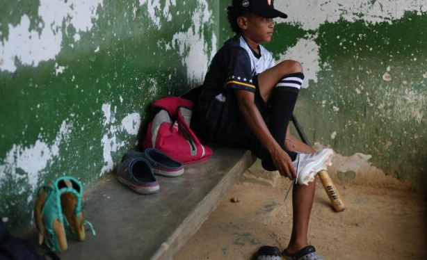 Niño prodigio del béisbol con 12 años entrena entre lágrimas tras quedarse sin hogar por los terremotos en Venezuela