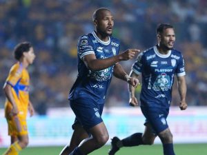 Salomón Rondón brilla con doblete en inicio del Apertura en México